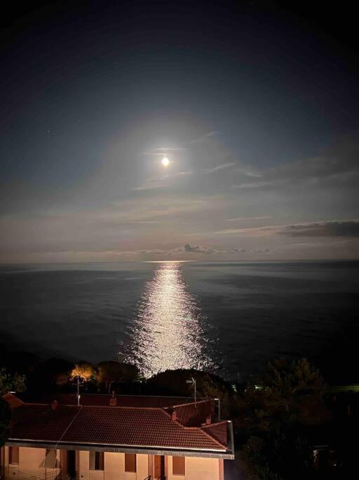 Silenzio E Relax Fronte Mare A Варацце Экстерьер фото